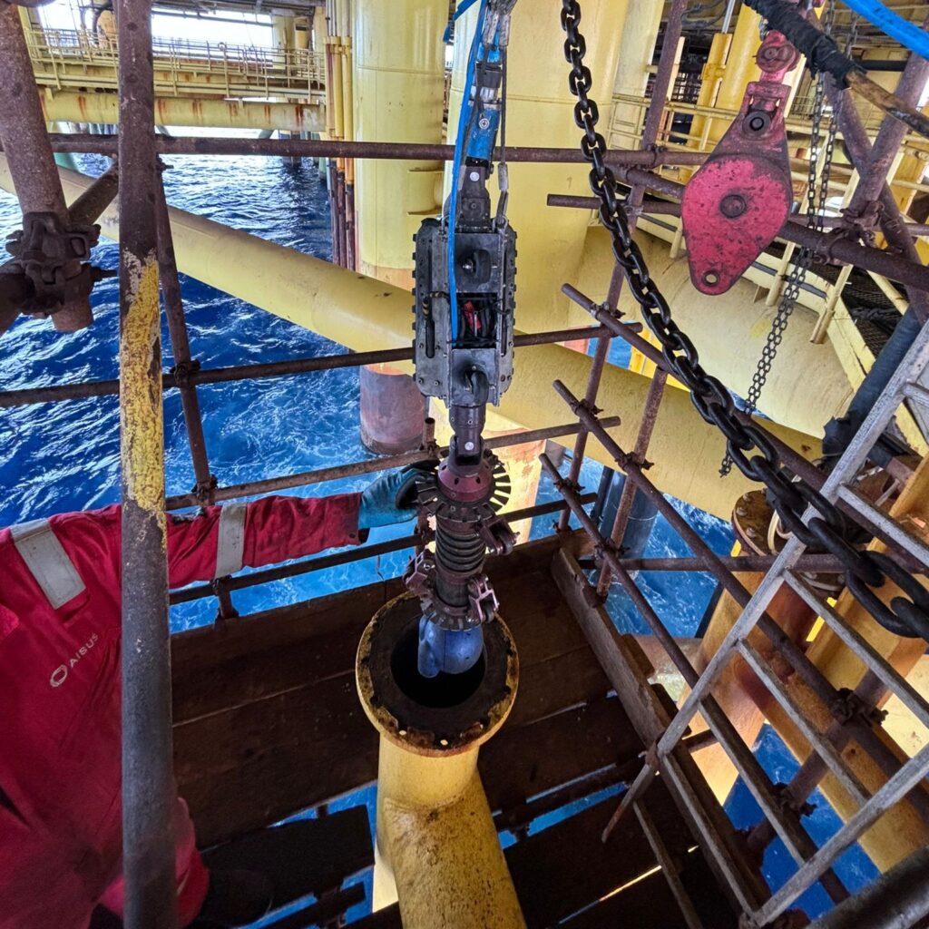 Splash Zone Inspection Using Diver Offshore Inspection Challenges - The Splashzone and Confined Spaces